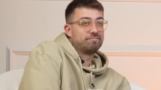 Σνομπάρισμα &amp; ειρωνείες από τον Fipster μπροστά στις κάμερες που τον... κυνηγούσαν για μια δήλωση