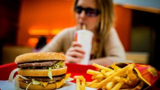 Υπάρχει μόνο ένας τρόπος για να φτιάξεις το τέλειο Big Mac
: Το πιο εμβληματικό burger των McDonald&#39;s στην κουζίνα σου.
