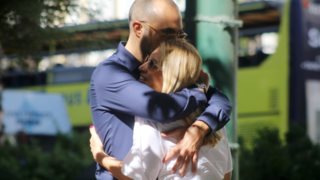 H Μαρία Ηλιάκη και ο Στέλιος Μανουσάκης αγκαλιά στο κέντρο της Αθήνας