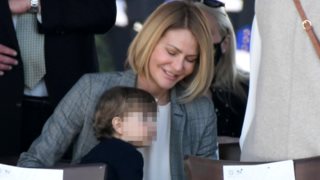 Η Τζένη Μπαλατσινού ποζάρει αγκαλιά με τον Παναγιώτη Αντώνιο