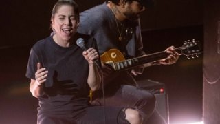 Lady Gaga | Ο λόγος που εμφανίστηκε με σκισμένο τζιν και χωρίς μακιγιάζ στην σκηνή των Oscars