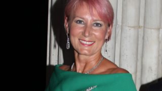 Νατάσα Παζαΐτη: Η σπάνια δημόσια εμφάνιση συνοδευόμενη από τον γιο της