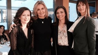 Christmas lunch : Οι φωτογραφίες από το γιορτινό κάλεσμα στις συζύγους των βουλευτών της ΝΔ