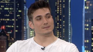 Ο Γιώργος Κακοσαίος μιλά για τον Γιάννη Πλούταρχο στο The 2Night Show και συγκινεί