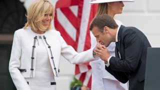 Emmanuel &amp; Brigitte Macron: 14 χρόνια μαζί | Οι φωτογραφίες με τις πιο τρυφερές στιγμές του ζευγαριού
