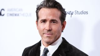 &quot;Μου δίνεις περισσότερη δύναμη από ό,τι ένας άντρας αξίζει&quot; | Η τρυφερή αφιέρωση του Ryan Reynolds στη Blake Lively στα People&#39;s Choice Awards