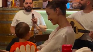 Η Ελένη Φουρέιρα σε κρητικό γλέντι με τον γιο της