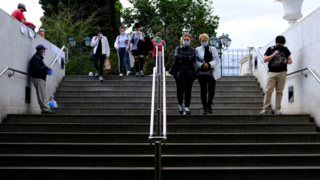 Ελεύθερες οι μετακινήσεις σε βουνό και θάλασσα από το Σάββατο, ανοίγουν λιανεμπόριο και Λύκεια