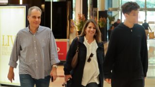 Ο Νίκος Στραβελάκης σε μία σπάνια δημόσια εμφάνιση με την οικογένειά του