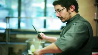 Τι Συμβαίνει Στις Κουζίνες Των Top Εστιατορίων Της Αθήνας; 
: Το Tasty Guide έχει την απάντηση!