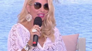 Ελένη Μενεγάκη: Η εντυπωσιακή εμφάνιση στη Νάξο: Δείτε πώς ξεκίνησε η εκπομπή της!