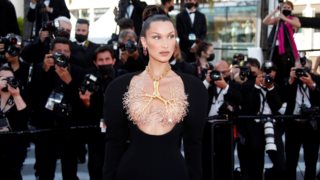 Bella Hadid | Αυτή είναι η εμφάνισή της από το κόκκινο χαλί που ακόμα και σήμερα την κάνει να ντρέπεται