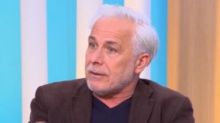 Χάρης Χριστόπουλος: &quot;Αρχίζω να παραλύω, να νιώθω βαρύς - Πονάει το σώμα μου και κρατιέμαι τοίχο τοίχο&quot;