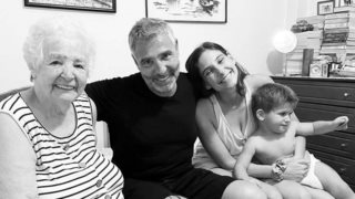 Ο Θοδωρής Αθερίδης απαθανατίζει τον μικρότερο εγγονό του στην πισίνα - Τα παιχνίδια αγκαλιά με τη γιαγιά του