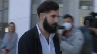 Η ατάκα του Δημήτρη Φιλιππίδη στους δημοσιογράφους κατά την άφιξη του στο δικαστήριο: &quot;Σοβαρευτείτε ρε...&quot;