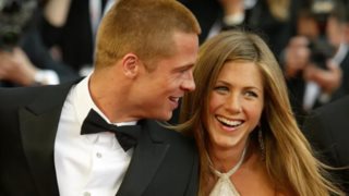 Ο Brad Pitt μπερδεύει τους θαυμαστές του με μια εντυπωσιακή χειρονομία προς Jennifer Aniston