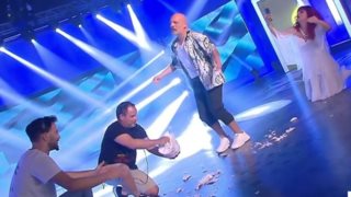 Video of the day | Ο Νίκος Μουτσινάς αντιγράφει το ζεϊμπέκικο του Βασίλη Μπισμπίκη στο "Καλό Μεσημεράκι"