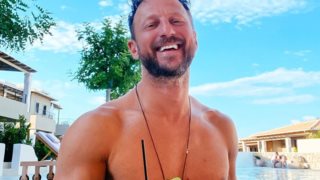 O Κώστας Καραφώτης πετάει το μπλουζάκι και αποκαλύπτει το εκπληκτικό κορμί που έχει χτίσει!