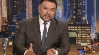 Γρηγόρης Αρναούτογλου: Το τηλεοπτικό «αντίο» στον Θέμο Αναστασιάδη μέσα από το The 2Night Show