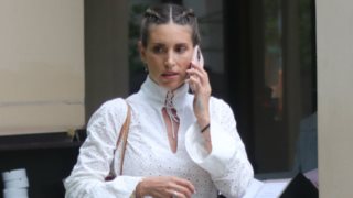 Πώς θα νιώθεις άνετα όταν φοράς mini φορέματα; Η Αθηνά Οικονομάκου δείχνει το πιο έξυπνο tip