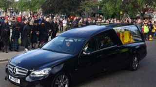 Βασίλισσα Ελισάβετ: Live η πομπή με τη σορό της ''Λίλιμπετ'' - Πλήθος στους δρόμους για το τελευταίο αντίο