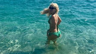 Ελένη Μενεγάκη : Οι νέες εντυπωσιακές φωτογραφίες με μαγιό | Στην παραλία με τη μικρή Μαρίνα