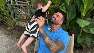 Ο Δημήτρης Αλεξάνδρου φωτογραφίζει τον 6 μηνών γιο του στο ηλιοβασίλεμα