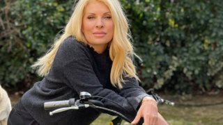 Η Ελένη Μενεγάκη παίζει με το σκυλάκι της &amp; συγκεντρώνει 20 χιλιάδες likes μέσα μισή ώρα!