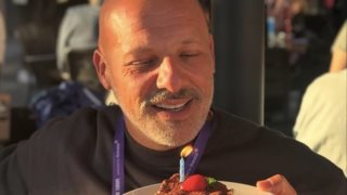 Γενέθλια στο εξωτερικό για τον Νίκο Μουτσινά: &quot;48 χρόνια επιτυχίας&quot;