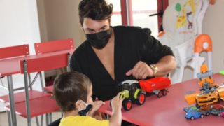 Ο Γιώργος Ασημακόπουλος συνεχίζει το φιλανθρωπικό του έργο – Δείτε τις φωτογραφίες από την επίσκεψή του στον ξενώνα "Στοργή"