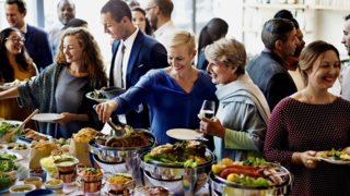 Τι δεν πρέπει ποτέ να τρως από έναν μπουφέ: Αυτά είναι τα φαγητά που πρέπει να αποφύγεις