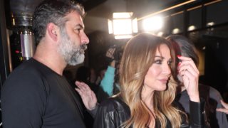 Η Δέσποινα Βανδή στο αεροδρόμιο με τον Βασίλη Μπιασμπίκη | Το casual look της τραγουδίστριας και τα sneakers που λατρέψαμε