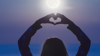 Νέα Σελήνη στον Αιγόκερω στις 2 Ιανουαρίου 2022 | Πώς επηρεάζονται τα ζώδια