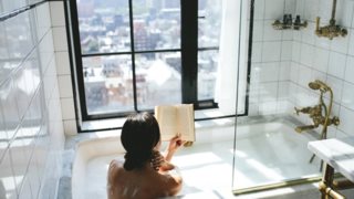 Ο ιδανικός τρόπος για να ξεκινήσεις τη μέρα σου θα ήταν κάπως έτσι
: Τα σημεία-κλειδιά μιας wellness-friendly ρουτίνας
