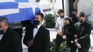 Το &quot;τελευταίο αντίο&quot; στον Άκη Τσοχατζόπουλο – Συντετριμμένη η Βίκυ Σταμάτη
