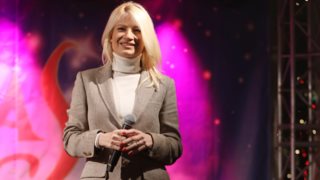 Η Φαίη Σκορδά άναψε το χριστουγεννιάτικο δέντρο του Christmas Factory