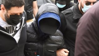 Ο Μένιος Φουρθιώτης τη στιγμή που οδηγείται ενώπιον του Εισαγγελέα