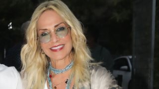 Άννα Βίσση | Ποζάρει αγκαλιά με τον Νίκο Καρβέλα και την κόρη τους, Σοφία, σε μία σπάνια φωτογραφία