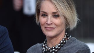 Sharon Stone: Καυτά φιλιά με τον κατά 20 χρόνια νεότερο σύντροφό της φορώντας μόνο το μαγιό της!
