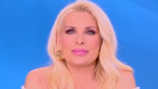 Δείτε την Ελένη Μενεγάκη στα παρασκήνια της σειράς &quot;Πάτερ Ημών&quot;, μαυρισμένη με πορτοκαλί κοντό φόρεμα