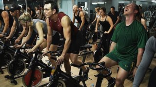 Tips για να γίνεις fit αν είσαι λίγο τεμπέλης: Δυο ευεργετικές κινήσεις που οφείλεις να κάνεις στον εαυτό σου