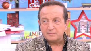 Σπύρος Μπιμπίλας: "Άφησε υπονοούμενο ότι βάφω τα μαλλιά μου ανάλογα με το ρούχο"