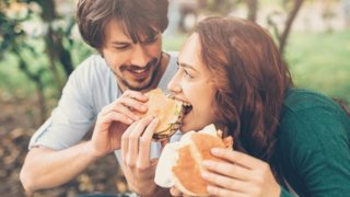 Οι ολέθριες επιπτώσεις που έχει το junk food στο πέος σου
: Εσύ τις ξέρεις;