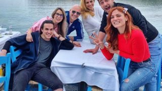 Νίκος Μουτσινάς: Οι διακοπές στην Κρήτη συνεχίζονται | Ντορέττα &amp; Μαίρη με μαγιό, η οικογενειακή φωτό &amp; η άφιξη της Γερμανού