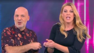 Νίκος Μουτσινάς: Η Σίσσυ Καλλίνη ήρθε στο «Καλό Μεσημεράκι» αγκαλιά με μια κομπούτσα δώρο για τον παρουσιαστή!