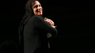 Μαριάννα Τουμασάτου: Πρεμιέρα για το «Νούρα, ένα πένθιμο μπλουζ» | Η σπάνια εμφάνιση με τον αδελφό της