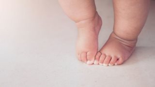 MamaPost by The Mamagers: Επιτρέπεται το παιδί μου να περπατάει ξυπόλυτο;