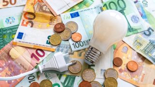 Πόσο μειώνονται οι τιμές λιανικής του ρεύματος - Σήμερα οι ανακοινώσεις για τις κρατικές επιδοτήσεις