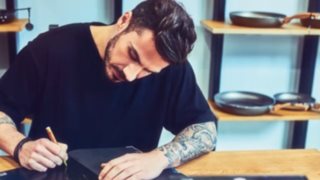 Άκης Πετρετζίκης: Το καινούργιο καλοκαιρινό τεύχος μόλις κυκλοφόρησε!