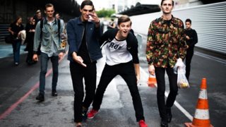 Τα πιο ενδιαφέροντα πράγματα για την αντρική μόδα που δεν γνώριζες
: Εσύ ήξερες ποια εταιρεία sneakers χρησιμοποίησε πρώτη το logo με τις τρεις γραμμές;